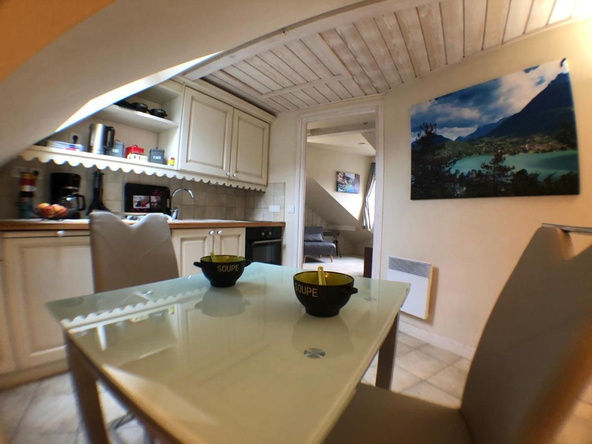 Logement Atypique Avec Vue Unique Panoramique Sur Le Lac D'Annecy, Dans Une Residence Avec Plage Et Ponton Privee Sur La Commune De Duingt Ngoại thất bức ảnh
